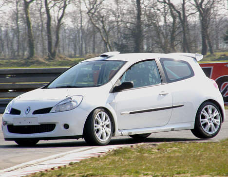 FC Racing's hvide Renault Clio.